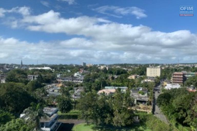 Curepipe à louer charmant appartement 3 chambres situé  au huitièmes étages  avec ascenseur dans une résidence sécurisée proche des commodités