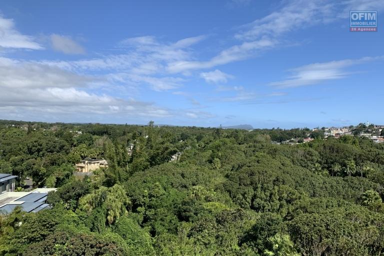 Curepipe à louer charmant appartement 3 chambres situé  au huitièmes étages  avec ascenseur dans une résidence sécurisée proche des commodités