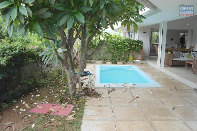 Tamarin à vendre agréable et lumineuse villa récente avec piscine, garage au calme et qui possède une vue imprenable
