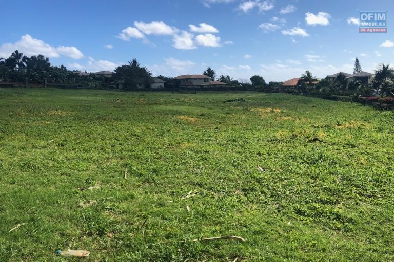 A vendre un très beau terrain dans résidence de haut standing sur les hauteur de la résidence Hill Side à Labourdonnais.