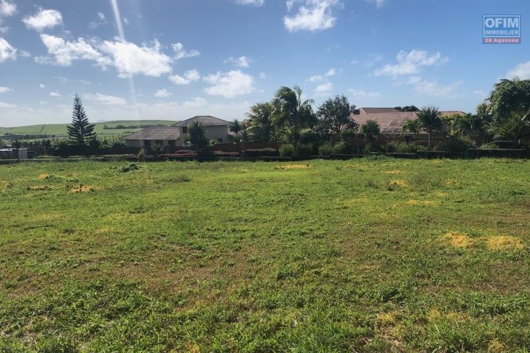 A vendre un très beau terrain dans résidence de haut standing sur les hauteur de la résidence Hill Side à Labourdonnais.