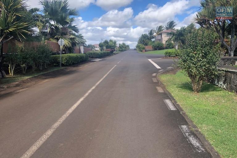 A vendre un très beau terrain dans résidence de haut standing sur les hauteur de la résidence Hill Side à Labourdonnais.