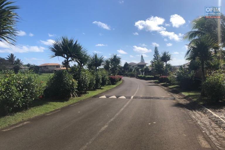 A vendre un très beau terrain dans résidence de haut standing sur les hauteur de la résidence Hill Side à Labourdonnais.