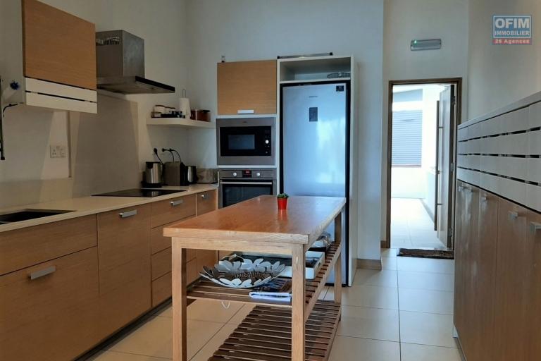 Rivière-Noire à vendre confortable appartement de 3 chambres en front de mer dans une résidence sécurisée.
