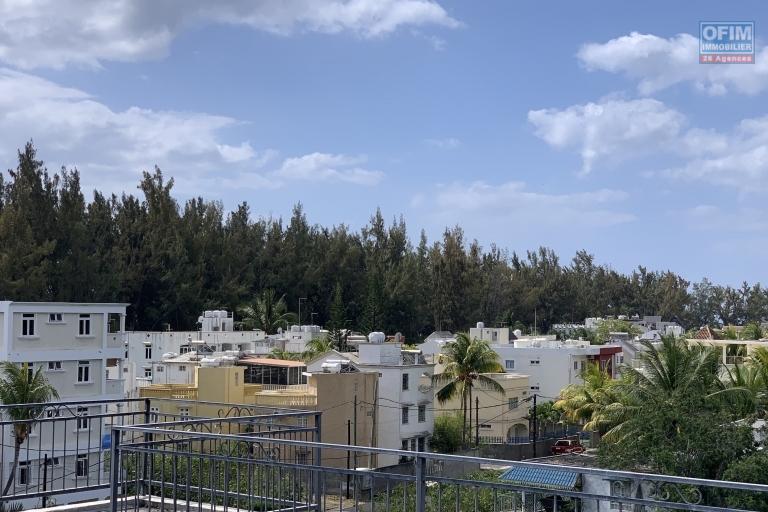 Flic en Flac à vendre vaste penthouse 3 chambres avec piscine commune et une vue imprenable à 360° situé dans un quartier calme à 2 pas de la plage.