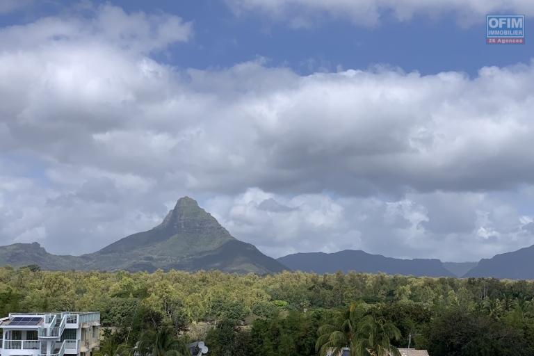 Flic en Flac à vendre vaste penthouse 3 chambres avec piscine commune et une vue imprenable à 360° situé dans un quartier calme à 2 pas de la plage.