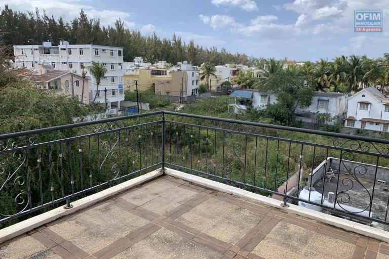 Flic en Flac à vendre vaste penthouse 3 chambres avec piscine commune et une vue imprenable à 360° situé dans un quartier calme à 2 pas de la plage.