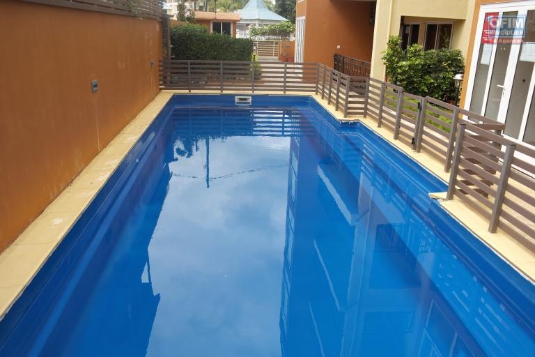 Flic en Flac à vendre vaste penthouse 3 chambres avec piscine commune et une vue imprenable à 360° situé dans un quartier calme à 2 pas de la plage.