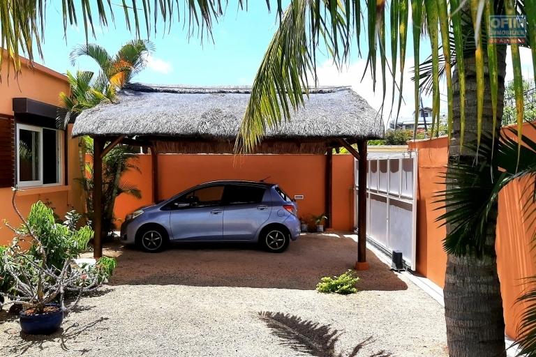 En revente une villa accessible aux citoyens non mauriciens et mauriciens avec un permis de résidence permanent à 200 m de la plage de Pointe aux Piments.