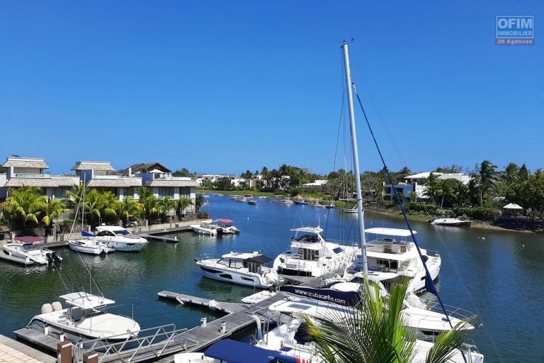 Rivière-Noire à vendre lumineux penthouse de 3 chambres à coucher, pied dans l’eau, situé dans l’unique marina résidentielle de l’ile.