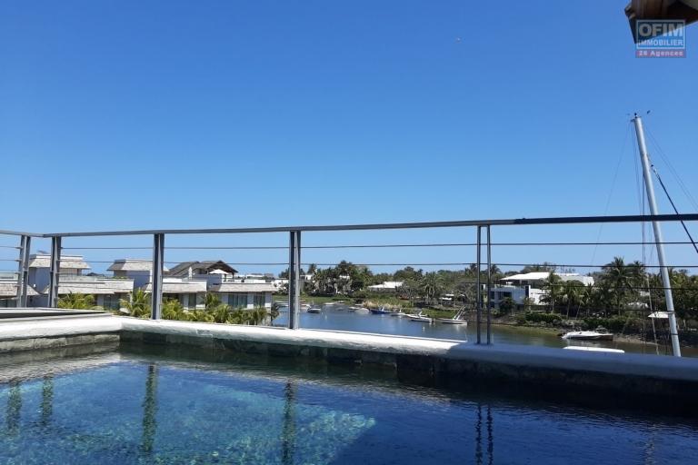 Rivière-Noire à vendre lumineux penthouse de 3 chambres à coucher, pied dans l’eau, situé dans l’unique marina résidentielle de l’ile.