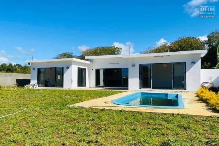 En vente locale (uniquement aux citoyens mauriciens, villa de plain-pied de 2300 P2 sur 16 perches de terrain clos et arboré à Calodyne (2mn de Intermart et des plages).