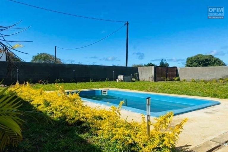 En vente locale (uniquement aux citoyens mauriciens, villa de plain-pied de 2300 P2 sur 16 perches de terrain clos et arboré à Calodyne (2mn de Intermart et des plages).