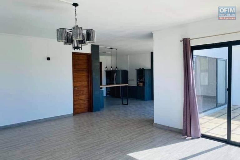 En vente locale (uniquement aux citoyens mauriciens, villa de plain-pied de 2300 P2 sur 16 perches de terrain clos et arboré à Calodyne (2mn de Intermart et des plages).