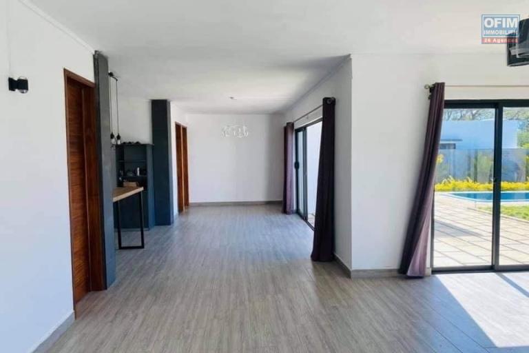 En vente locale (uniquement aux citoyens mauriciens, villa de plain-pied de 2300 P2 sur 16 perches de terrain clos et arboré à Calodyne (2mn de Intermart et des plages).