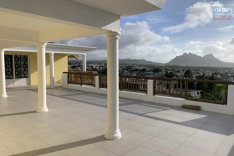 Quatre Bornes à vendre récente est immense Villa avec une vue époustouflante et qui possède quatre chambres, une piscine couverte et un garage.