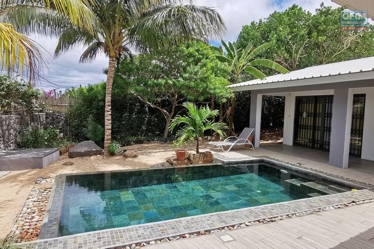 Tamarin à vendre deux agréables villas récentes de quatre chambres chacune et avec chacune leurs piscines sur un terrain de 2109m2