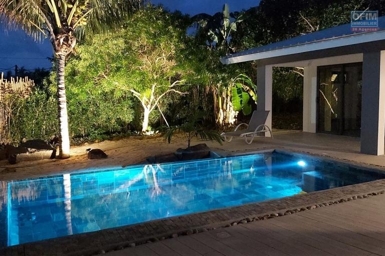 Tamarin à vendre deux agréables villas récentes de quatre chambres chacune et avec chacune leurs piscines sur un terrain de 2109m2