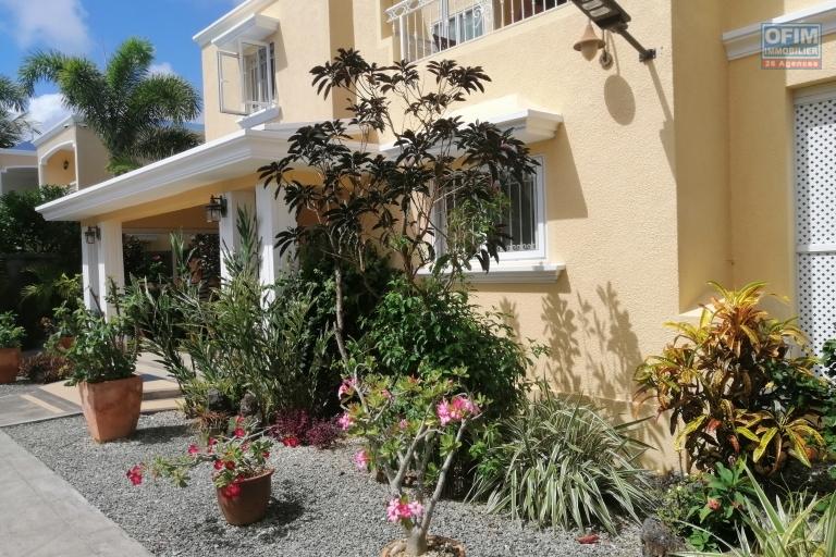 A vendre magnifique villa de 450 m2 avec piscine privée à Pereybère proche de toutes commodités et de la plage.