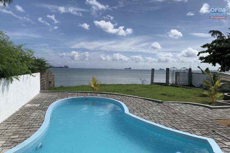 Pointe aux sables à vendre grande Villa 5 chambres un bureau avec piscine et garage située au bord de l’océan.