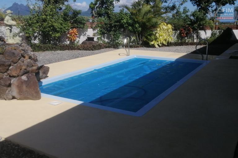 A vendre belle villa de bon standing avec piscine privée dans une résidence haut de gamme proche des écoles anglaise et française à Mont Piton.