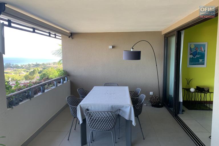 Tamarin à vendre  et accessible aux étrangers, appartement de luxe 3 chambres avec une petite piscine privée, garage et store. L’appartement élégant, moderne et avec une vue époustouflante. Avec différentes facilités à proximité de la résidence