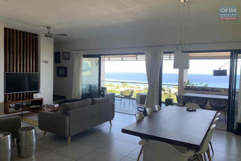 Tamarin à vendre  et accessible aux étrangers, appartement de luxe 3 chambres avec une petite piscine privée, garage et store. L’appartement élégant, moderne et avec une vue époustouflante. Avec différentes facilités à proximité de la résidence