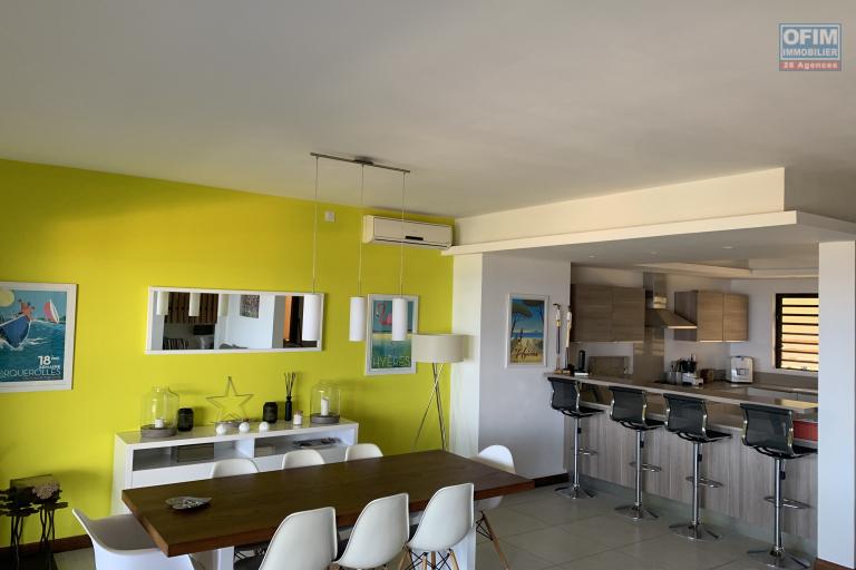 Tamarin à vendre  et accessible aux étrangers, appartement de luxe 3 chambres avec une petite piscine privée, garage et store. L’appartement élégant, moderne et avec une vue époustouflante. Avec différentes facilités à proximité de la résidence