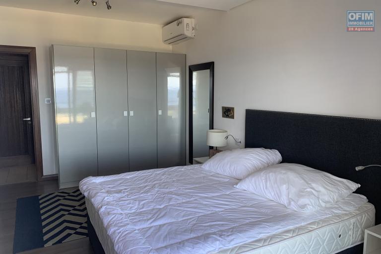 Tamarin à vendre  et accessible aux étrangers, appartement de luxe 3 chambres avec une petite piscine privée, garage et store. L’appartement élégant, moderne et avec une vue époustouflante. Avec différentes facilités à proximité de la résidence