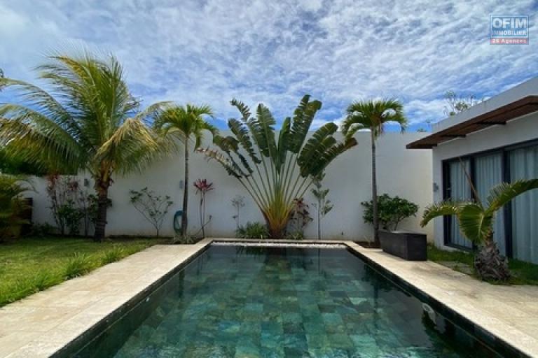 Accessible aux étrangers: A vendre villa F5 de plain pied de 261 m2 avec piscine privée à Grand Baie chemin 20 pieds.