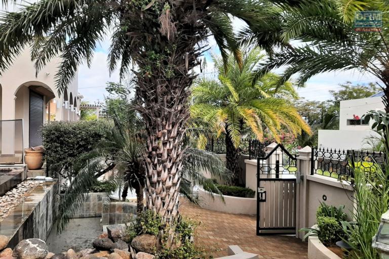 Flic-en-Flac à vendre spacieuse maison de style marocain de 4 chambres, avec très grande piscine et immense toit terrasse.