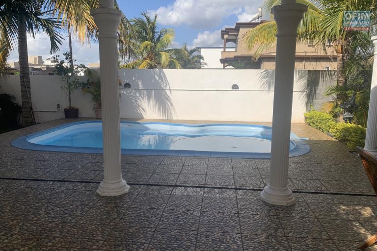 Pointe aux sables à vendre villa trois chambres avec piscine située dans un morcellement résidentiel au calme.