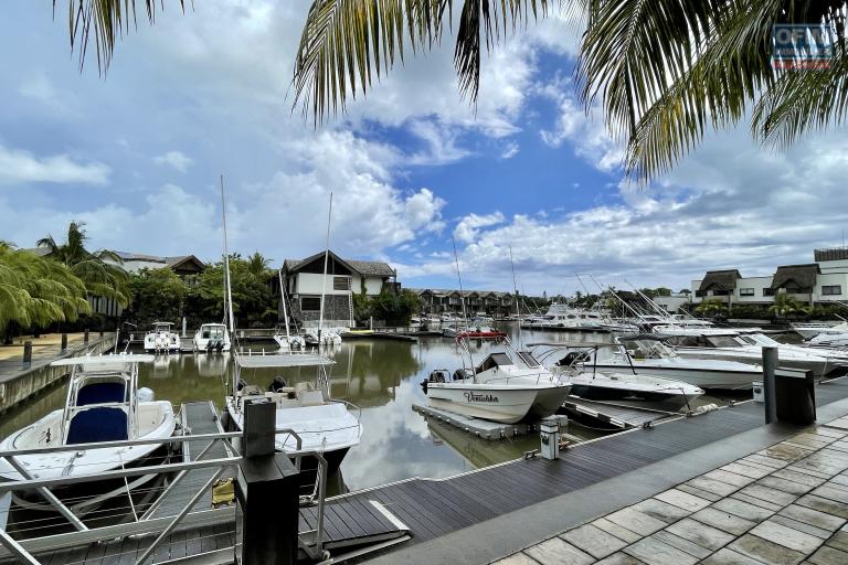 Rivière Noire à vendre duplex de 3 chambres à coucher accessible aux étrangers, pied dans l’eau, situé dans l’unique marina résidentielle de l’ile.