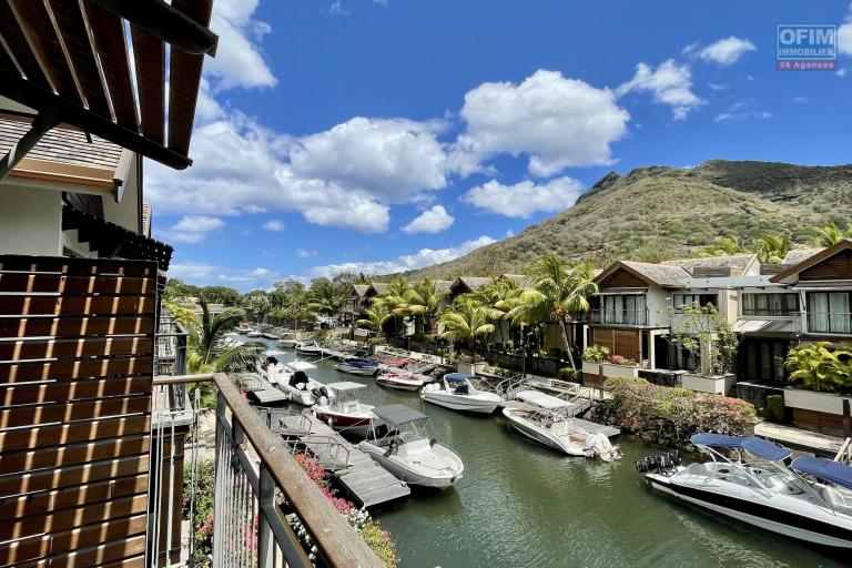 Rivière-Noire à vendre superbe duplex de 3 chambres à coucher accessible aux étrangers pied dans l’eau avec une belle vue sur les montagnes, situé dans l’unique marina résidentielle de l’ile.