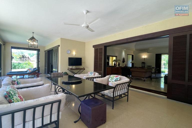 Tamarin à vendre luxueuse villa IRS de 4 chambres à coucher dans un domaine de golf et à deux pas de la plage.