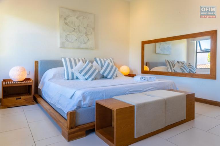 A vendre appartement haut de gamme pieds dans l’eau de 3 chambres à coucher climatisées accessible aux étrangers sur un îlot à Rivière-Noire.