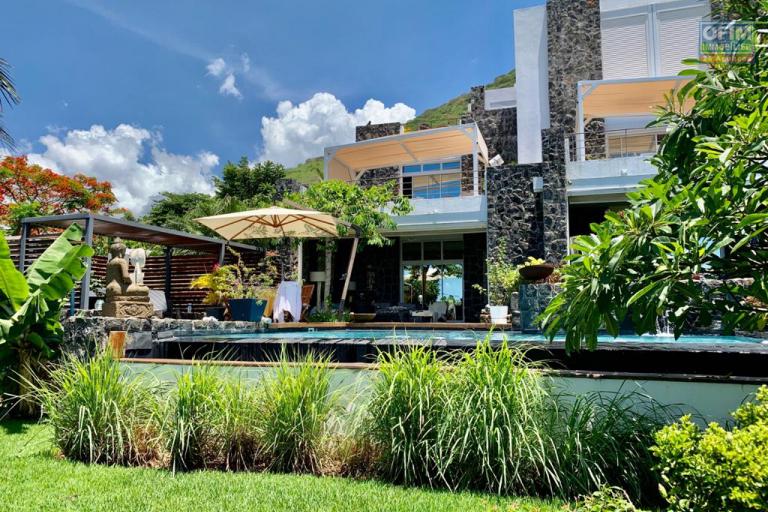 Tamarin à vendre magnifique villa contemporaine de 4 chambres à coucher accessible aux étrangers, situé dans un quartier résidentiel avec une belle vue sur la mer.