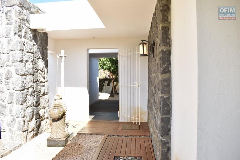 Tamarin à vendre magnifique villa contemporaine de 4 chambres à coucher accessible aux étrangers, situé dans un quartier résidentiel avec une belle vue sur la mer.