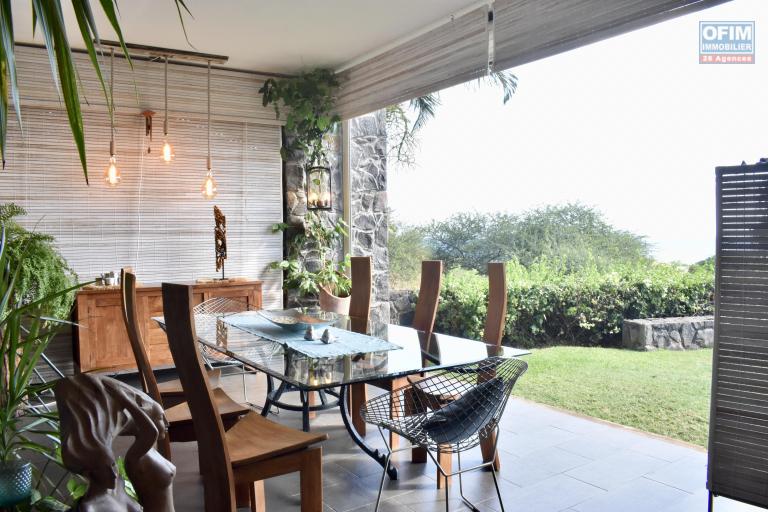 Tamarin à vendre magnifique villa contemporaine de 4 chambres à coucher, situé dans un quartier résidentiel avec une belle vue sur la mer.