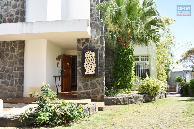 Tamarin à vendre magnifique villa contemporaine de 4 chambres à coucher, situé dans un quartier résidentiel avec une belle vue sur la mer.