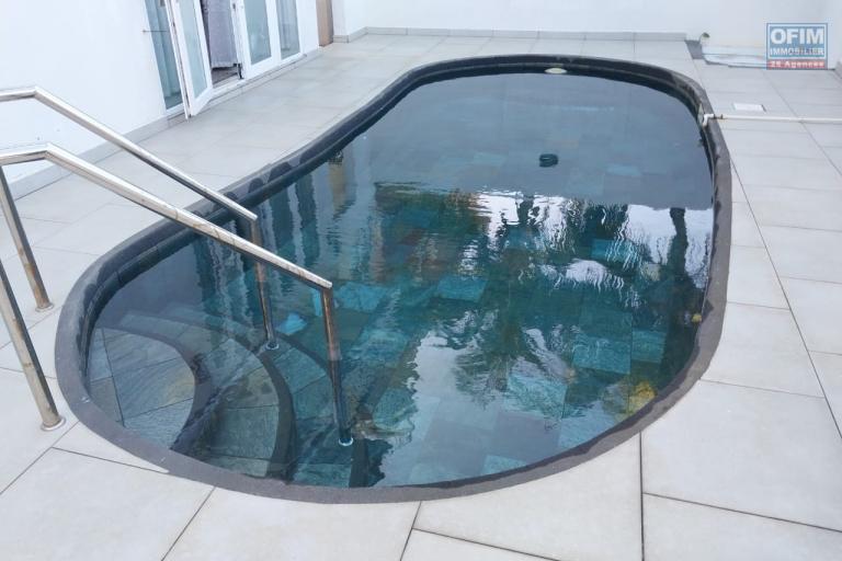 Vente grande villa de 350 m2 avec piscine non loin de la plage de Grand Gaube.