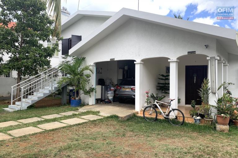 Flic En Flac à vendre villa trois chambres avec appartement indépendant et garage au calme proche des commerces et de la plage.