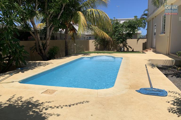 Flic En Flac à vendre belle villa quatre chambres avec piscine au calme.