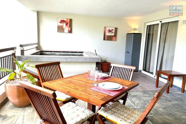A vendre un appartement AUX ETRANGERS ET AUX MAURICIENS idéalement situé à Bain Bœuf à 20 mètres de la plage.