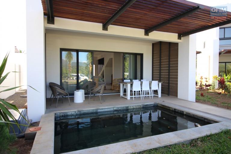 Rivière Noire à louer récent duplex de 3 chambres offrant une belle vue sur les montagnes et situé dans un complexe sécurisé en bord de mer.