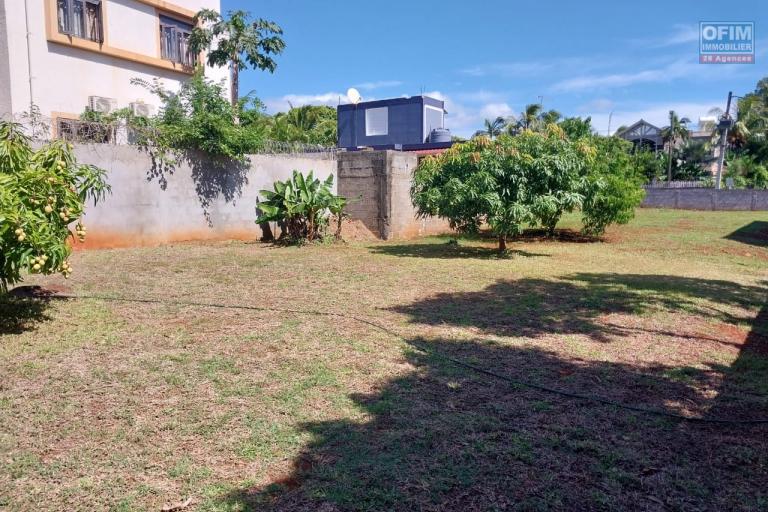 Vente villa de 3 chambres à coucher avec une cour arborée et clôturée dans un morcellement très prisé à Baie du Tombeau.