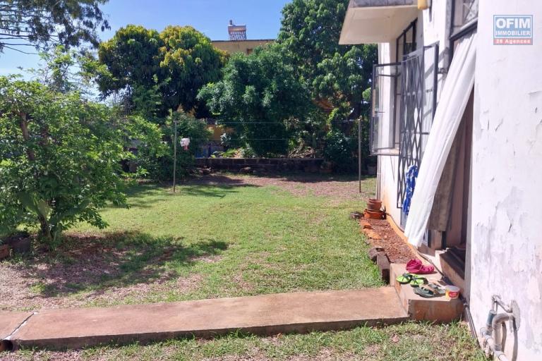 Vente villa de 3 chambres à coucher avec une cour arborée et clôturée dans un morcellement très prisé à Baie du Tombeau.