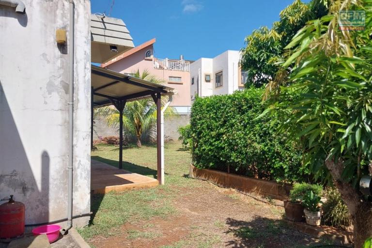 Vente villa de 3 chambres à coucher avec une cour arborée et clôturée dans un morcellement très prisé à Baie du Tombeau.