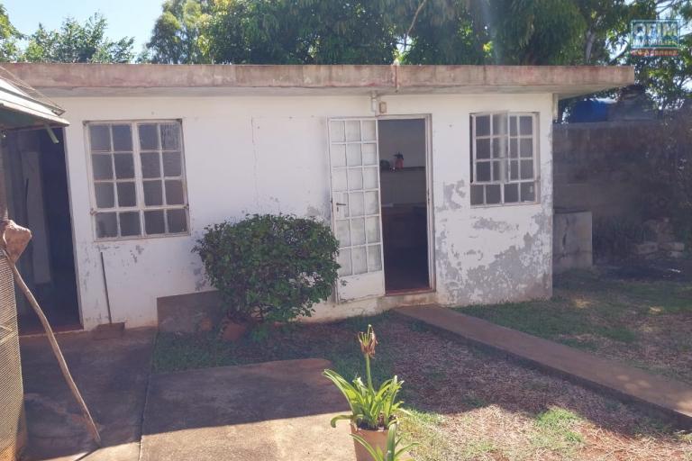 Vente villa de 3 chambres à coucher avec une cour arborée et clôturée dans un morcellement très prisé à Baie du Tombeau.