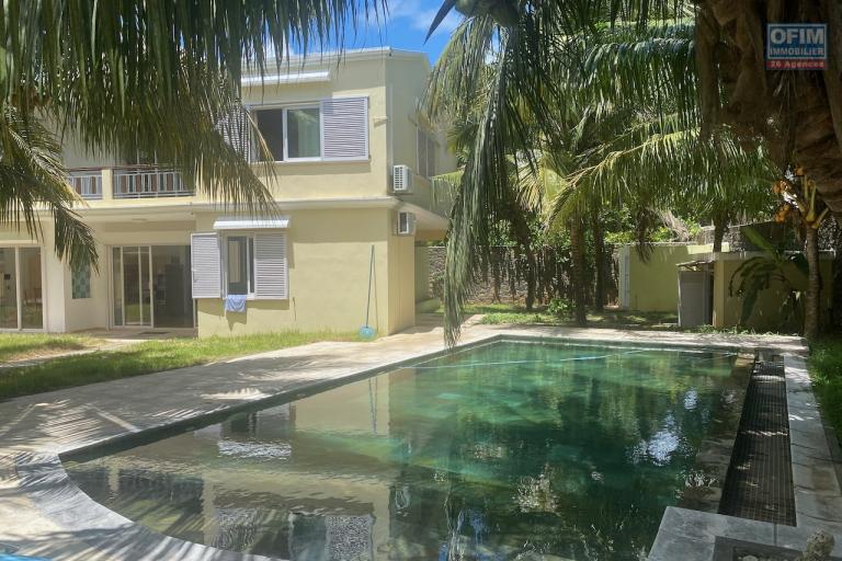 A vendre une villa accessible AUX ETRANGERS ET AUX MAURICIENS idéalement situé à Bain Bœuf à 200 mètres de la plage. La villa vous offre un permis de résidence permanent.